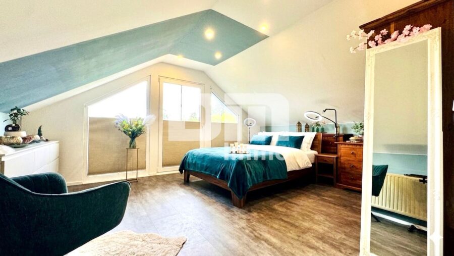 Umfangreich sanierter kompakter Wohntraum im Grünen mit großem Garten und vielen Extras - DG Schlafzimmer 1 / Zugang Balkon